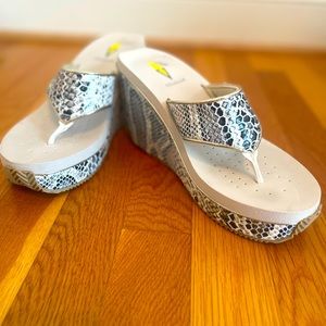 Volatile platform flip flops